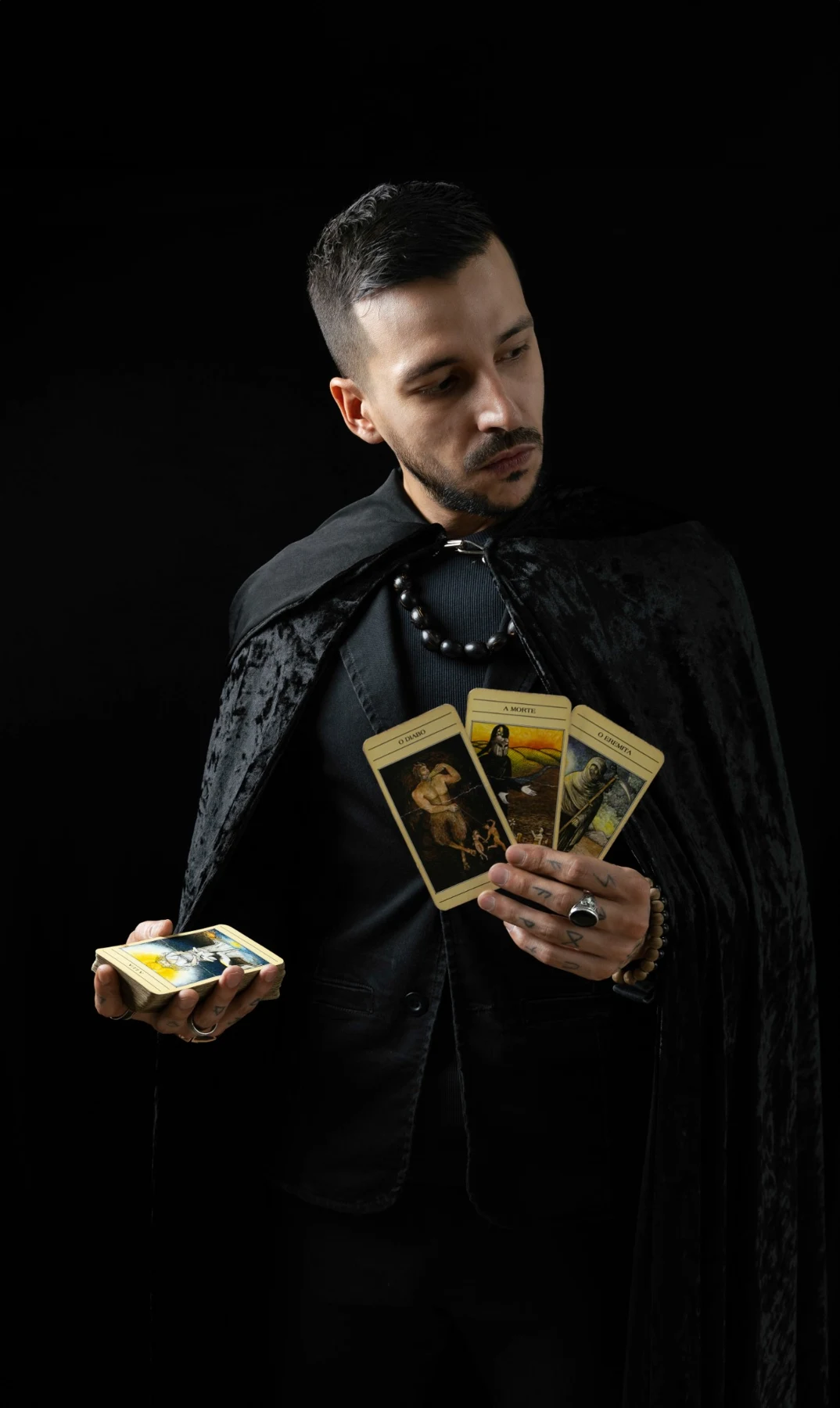 Azazel Qayin — Oráculos — Tarô e Runas